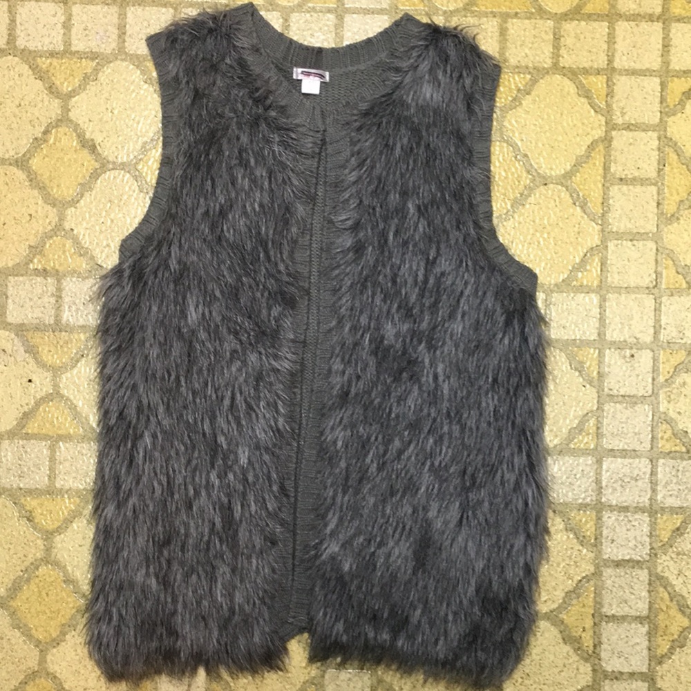 EUC Xhilaration faux fur vest, gray color, women size